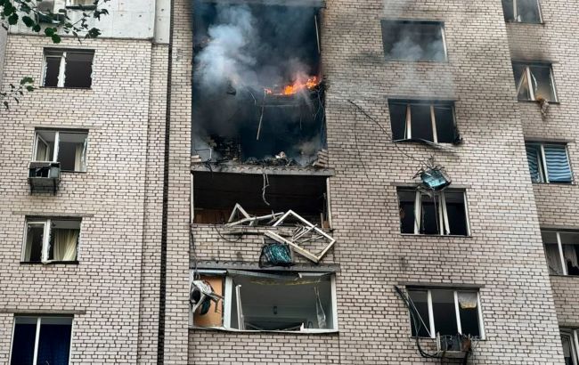 РФ утром ударила по многоэтажке в Киеве, погиб ребенок (фото)