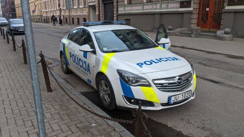 В Латвии задержали двух мужчин, которые сорвали флаг Украины