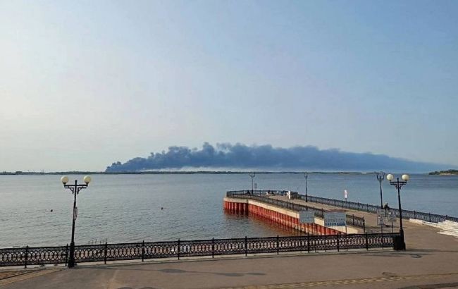 В Енгельсі третій день потужно палає нафтобаза після української атаки (фото, відео)