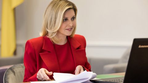 Зеленская о "40 машинах охраны" президента: "возможно, мы чего-то не видим"