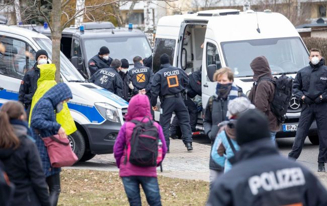 У ряді міст Німеччини пройшли акції коронаскептиків. У Дрездені були зіткнення