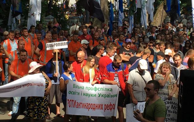 Под Минздравом более 3,5 тысяч представителей профсоюзов требуют отменить медреформу