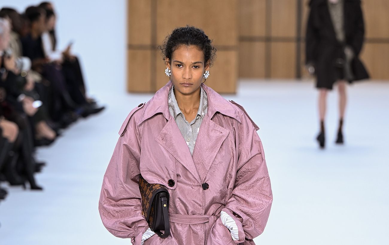 Квіткові сукні, тренчі та пальта: Burberry показав нову колекцію на London Fashion Week