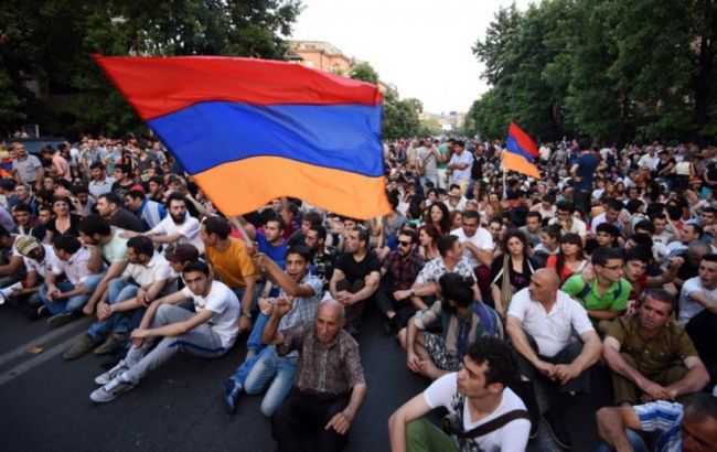 Протест в Єревані: поліція заявила про наявність кийків в учасників акції