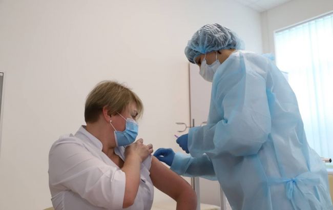 Експерт пояснив, чому вакцинація в Україні йде повільними темпами