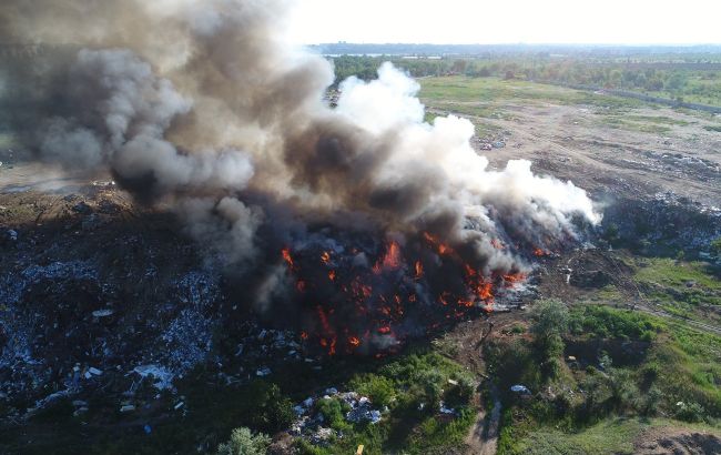 У Миколаївській області спалахнула масштабна пожежа на сміттєзвалищі
