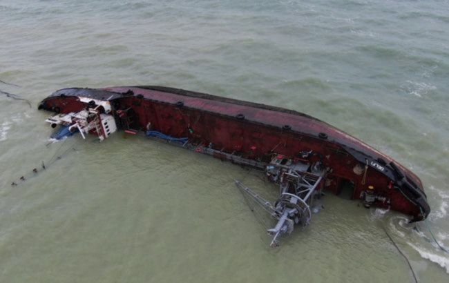 У Одесі знову стався витік пального з затонулого танкера