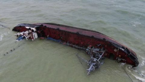 В Одессе обнаружили загрязнение воды вблизи затонувшего танкера