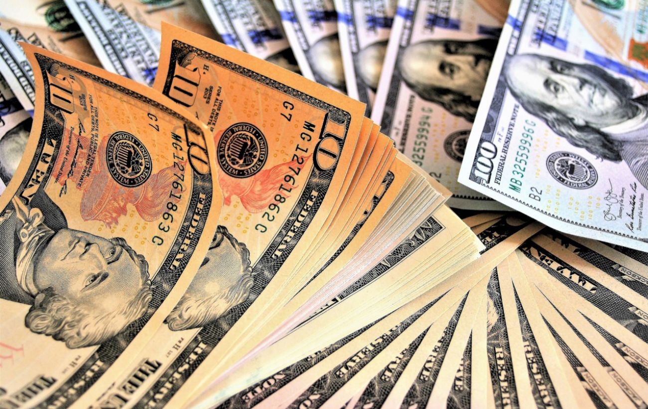 НБУ снизил официальный курс доллара до минимума с марта прошлого года
