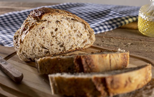 Простий трюк, який надовго збереже хліб свіжим: ніякої плісняви й сухарів