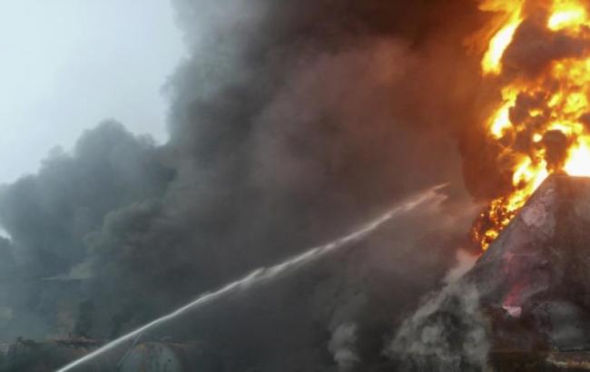 Взрыв на химзаводе в Китае стал причиной мощного пожара