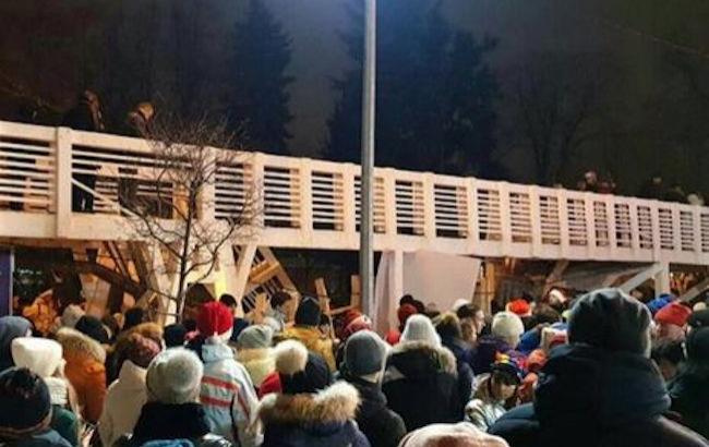 В России обрушился пешеходный мост с людьми
