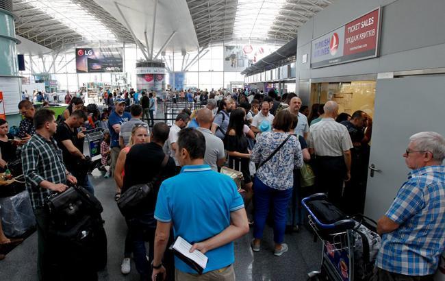 З аеропорту "Бориспіль" через затримку рейсу не можуть вилетіти майже 200 пасажирів