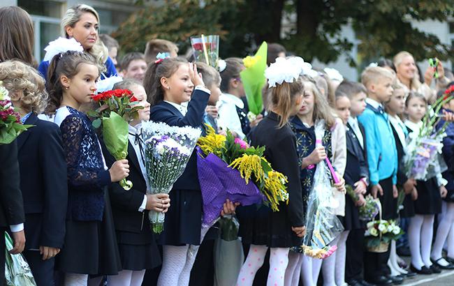 В українській школі дівчатам роздали буклети з правилами безпеки для "нічних метеликів"