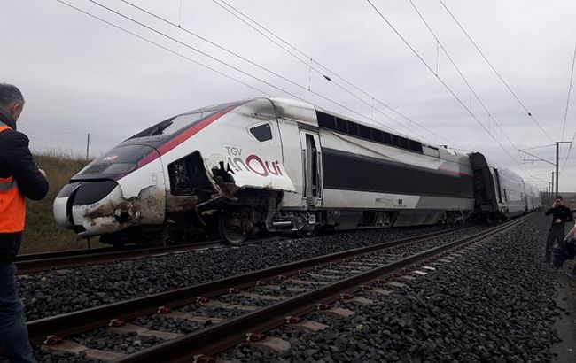 Во Франции поезд сошел с рельсов, десятки пострадавших