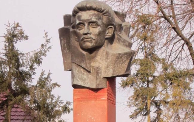 В Черновцах демонтировали два советских монумента