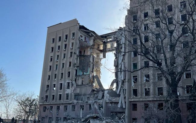 Обстрел в Николаеве. Вражеские снаряды попали в здание ОГА