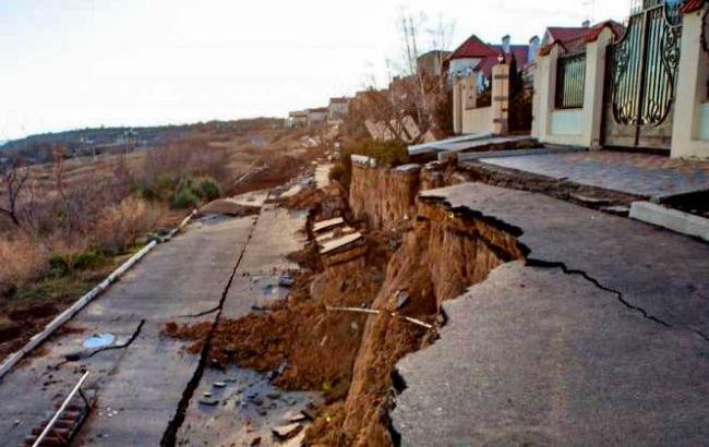 Под Одессой шикарные особняки сползают в море из-за оползней