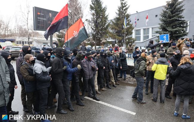 Протест под телеканалом "НАШ": митингующие перекрыли улицу