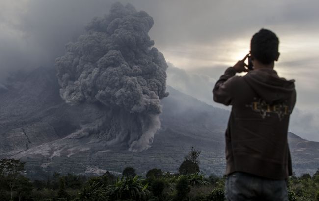 В Індонезії прокинувся вулкан. Стовп попелу становить більше кілометра