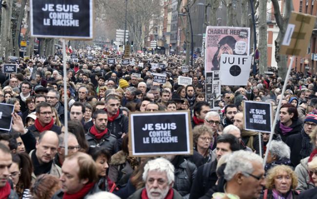 В Париже проходит марш в память жертв терактов 7-9 января