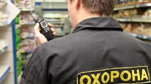 У київському супермаркеті охоронець допоміг злодію обікрасти покупця (відео)