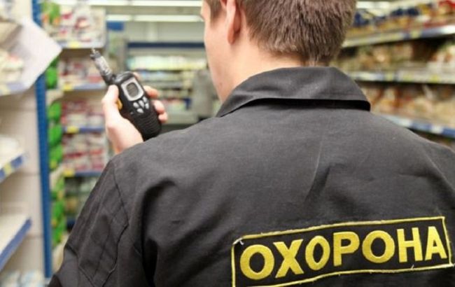 В киевском супермаркете охранник помог вору обокрасть покупателя (видео)