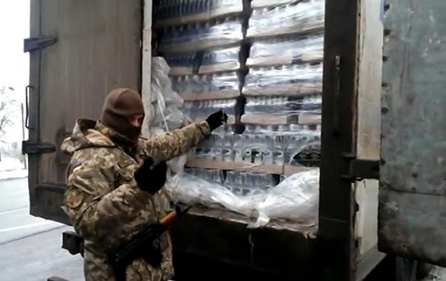 Прикордонники затримали 16 тис. пляшок підробленої горілки на виїзді із зони АТО