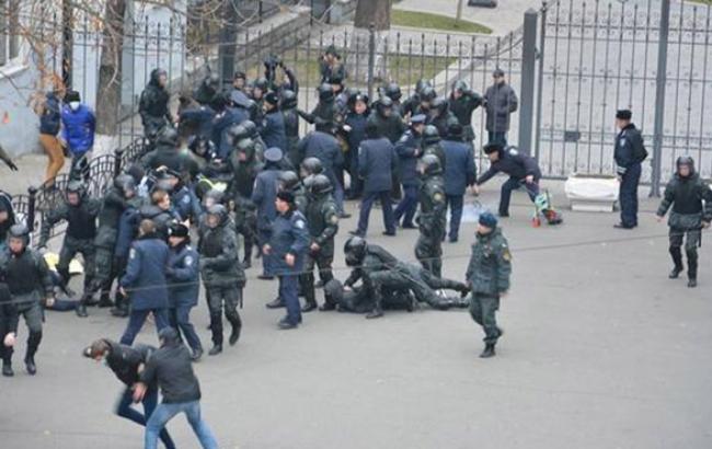 Міліція затримала кілька людей, які намагалися спиляти паркан під АПУ