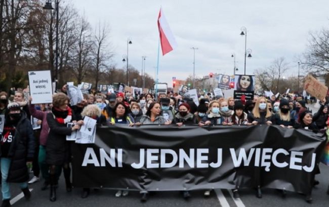 В Польше прошел массовый протест после смерти беременной