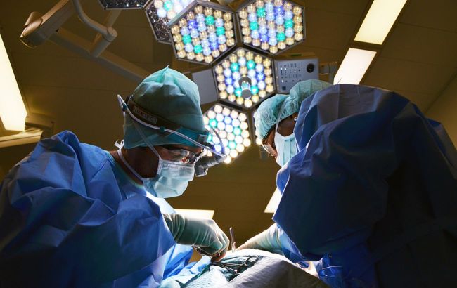 Унікальна операція: українські лікарі видалили дитині рідкісну пухлину