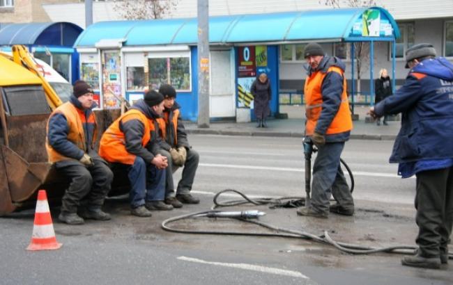 Укравтодор виділив 300 осіб і 300 одиниць техніки для нічного чергування на дорогах через негоду
