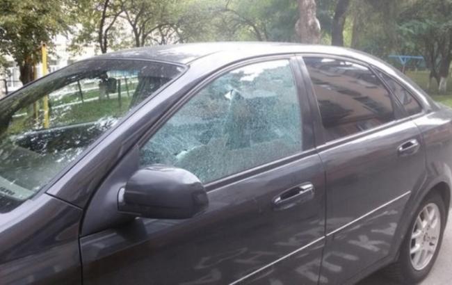 У Тернополі невідомий обстріляв 8 автомобілів