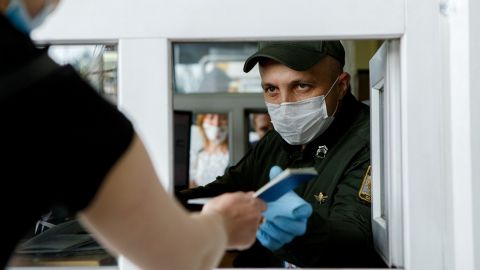 В Украине должникам по оплате коммуналки могут ограничить выезд за границу