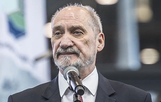 Глава Міноборони Польщі назвав "ворожим актом" видворення істориків