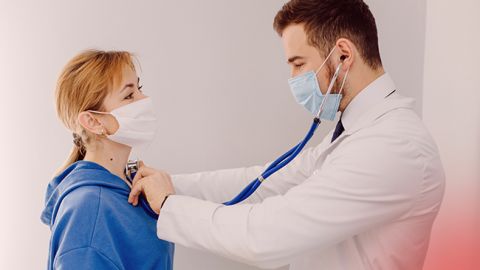 Как нельзя лечить коронавирус: развеяны популярные мифы