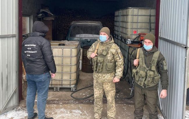 Тонны дизельного топлива: под Одессой разоблачили нелегальную АЗС