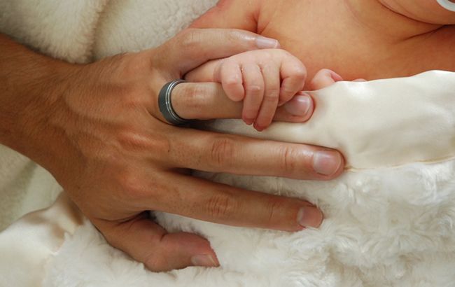 У Миколаєві батько пожертвує життям, щоб врятувати однорічну доньку