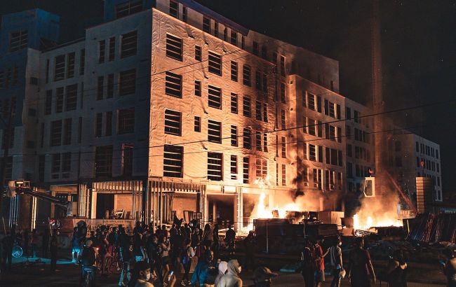 Протесты в Миннеаполисе: демонстранты сожгли полицейский участок