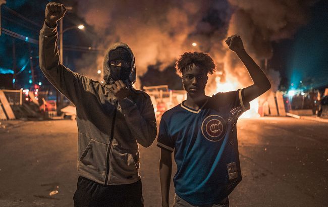 Facebook закрыл группы, в которых призывали идти на протесты в США с оружием