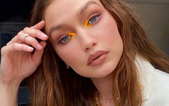 Графические стрелки и контур губ: стилист назвала тренды макияжа на лето 2021