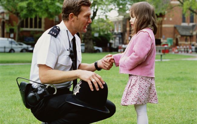 Девочка решила пообедать с "копом", потому что он казался ей одиноким