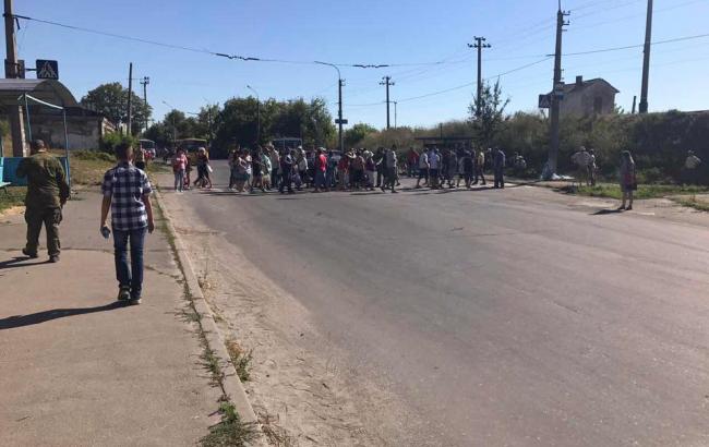 У Луганській області люди перекрили дорогу через відсутність води