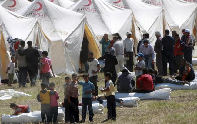 Турция не впускает в страну беженцев и устанавливает для них палатки на границе