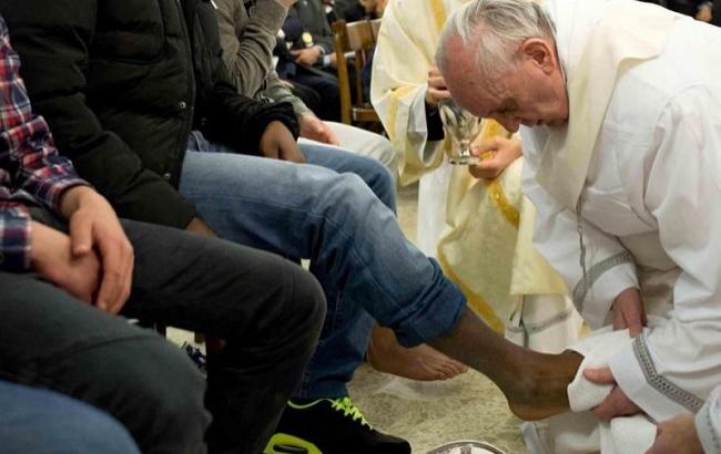 Папа Римский провел обряд омовения ног беженцам-мусульманам