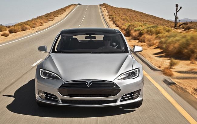 Автопилот Tesla не смог отличить фуру от дорожного знака