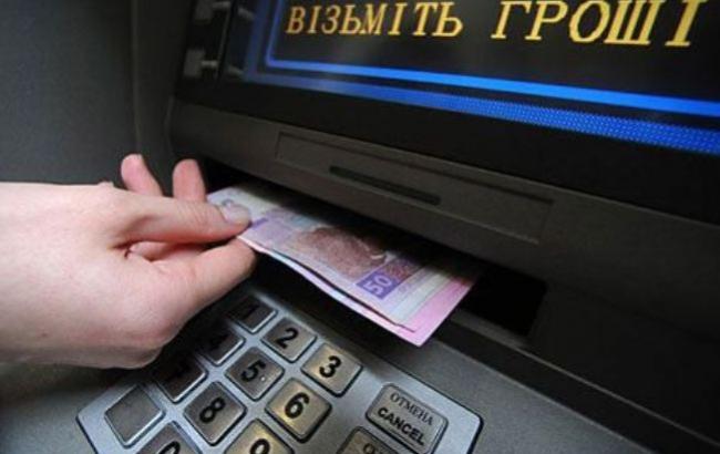 Харків'янин викрадав гроші з банкоматів за допомогою липкої стрічки