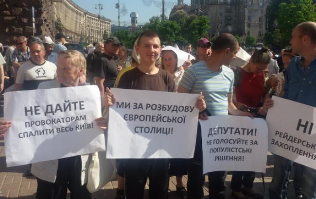 Скандал на Осокорках: под Киевсоветом митингуют сторонники застройки