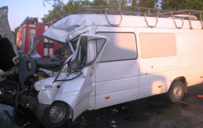 Под Одессой столкнулись грузовик и микроавтобус: 2 погибших и 8 пострадавших