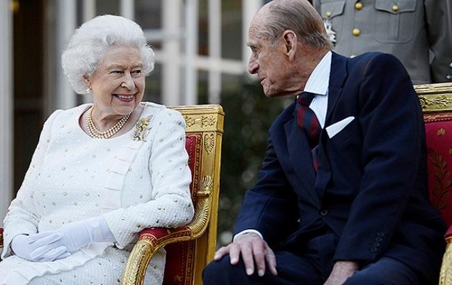 Королева Великобританії та її чоловік вирушили на різдвяні канікули